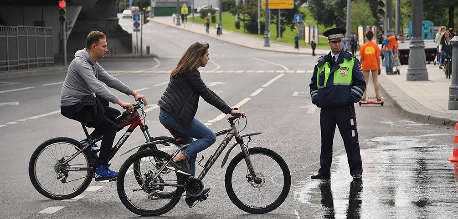 Пдд переход на велосипеде. Пдд переход на велосипеде. Пдд переход на велосипеде. Дорожные ситуации для велосипедистов. Правила дорожного движения для велосипедистов.