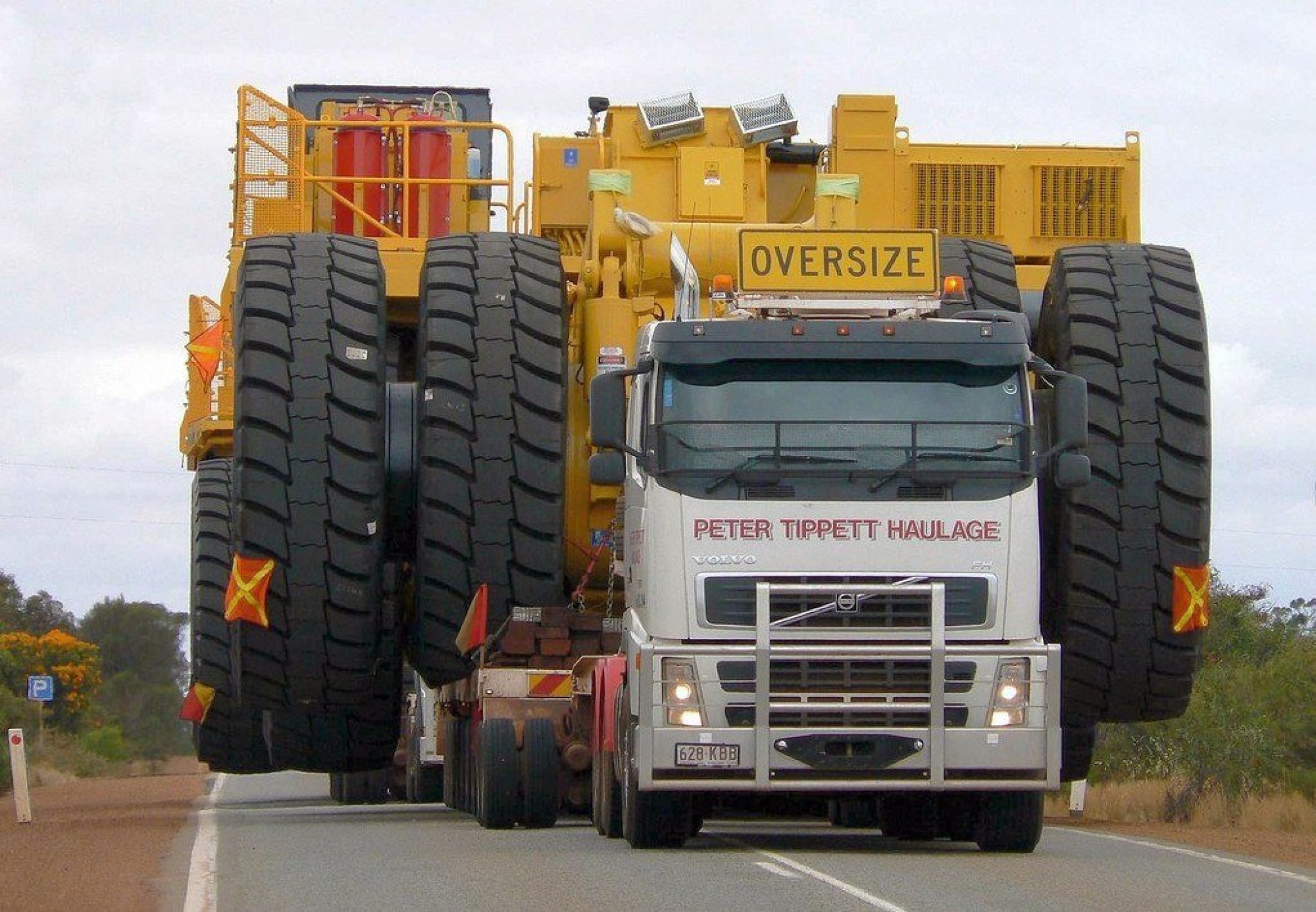 Негабаритный груз. Маз цистерна негабарит. Негабаритные перевозки. Перевозка крупногабаритных и тяжеловесных грузов. Перевозка крупногабаритных грузов.